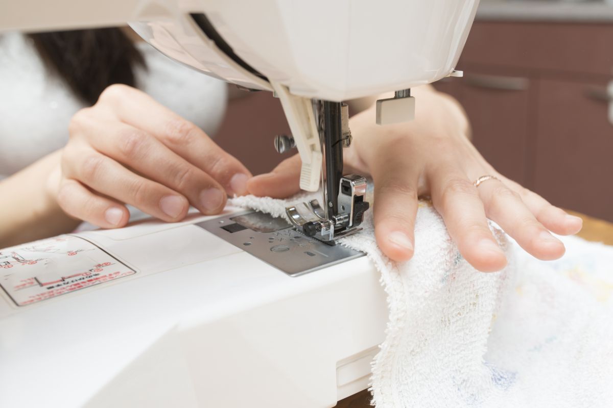 macchina da cucire bianca