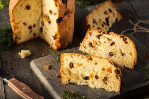 un panettone tagliato a fette