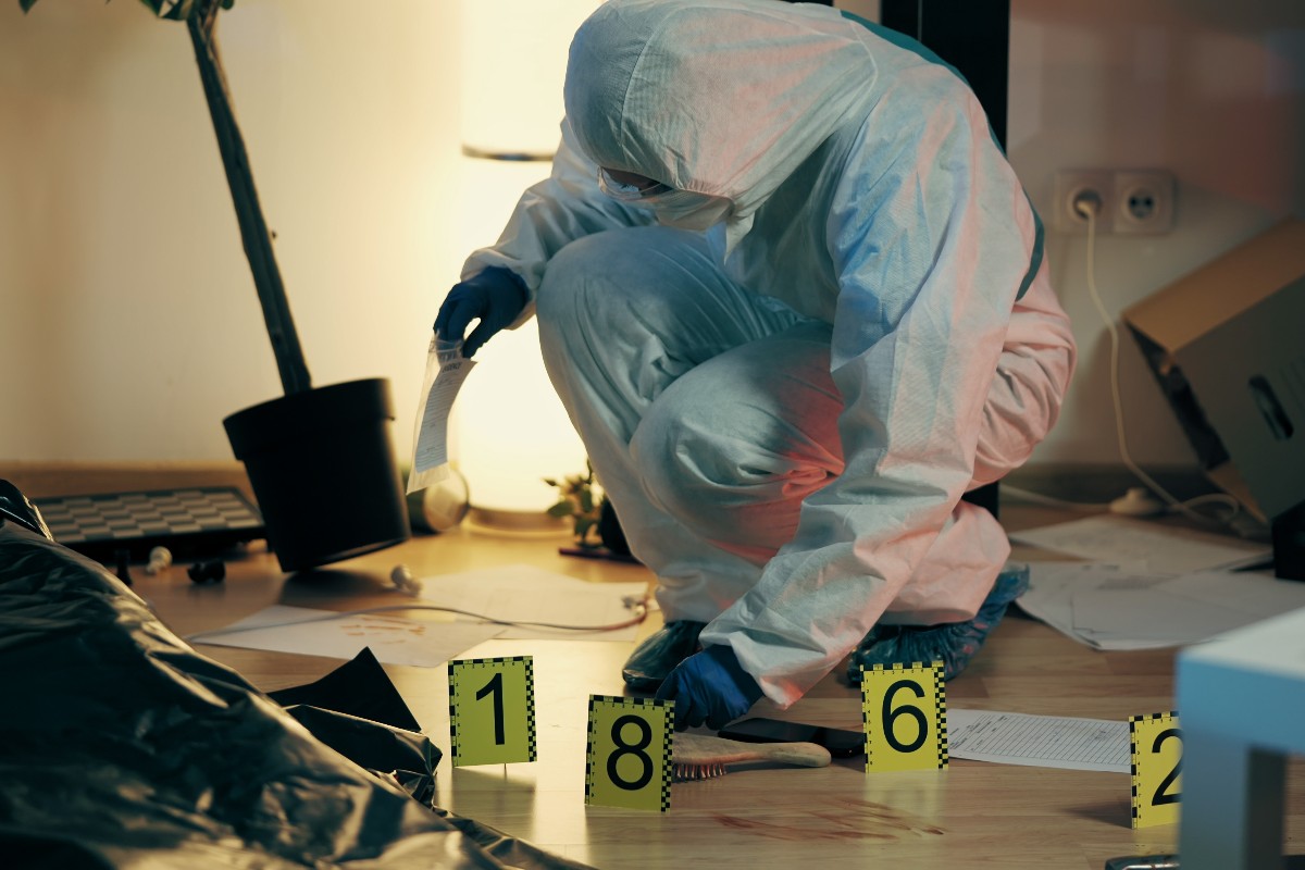 un uomo della polizia scientifica a lavoro