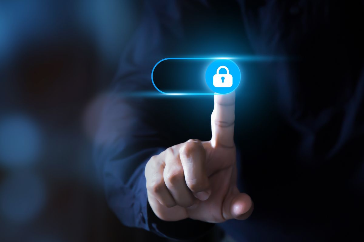 Sicurezza online: dito preme sul lucchetto digitale per la protezione dati.