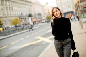 maglia nera su donna in strada