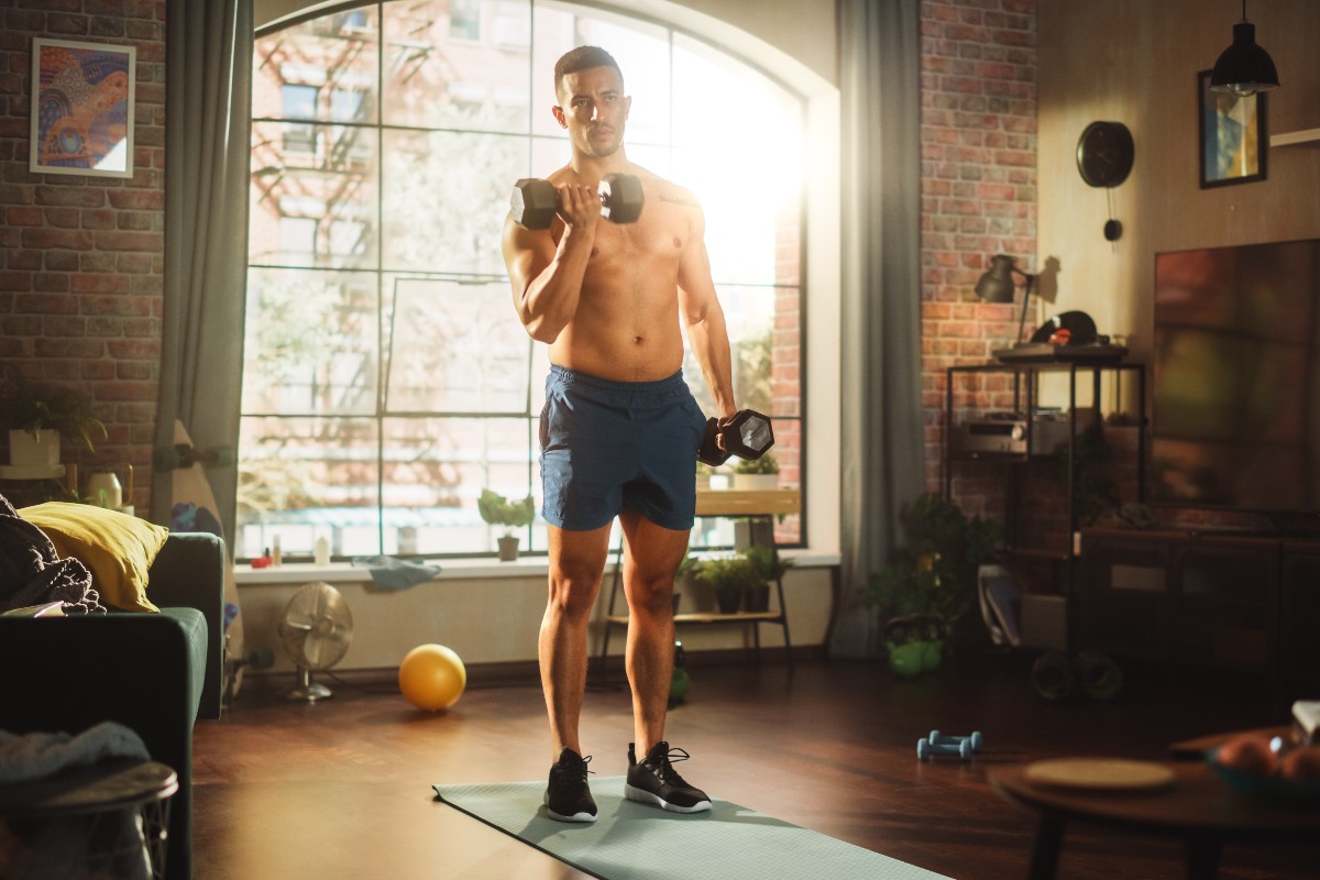 Allenamento casalingo con i pesi.