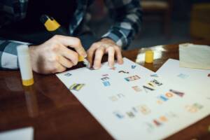 lettere ritagliate per scrivere un messaggioi