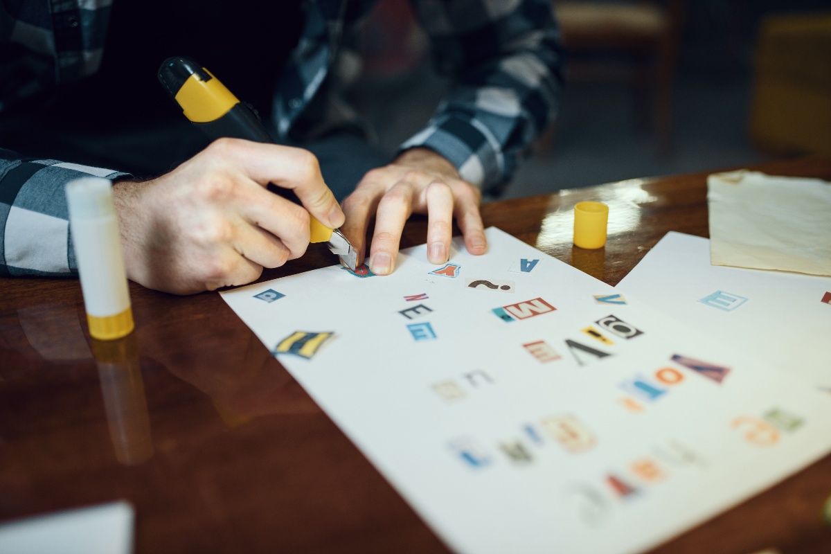 lettere ritagliate per scrivere un messaggioi