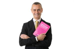 Filippo Poletti in abito nero e cravatta oro