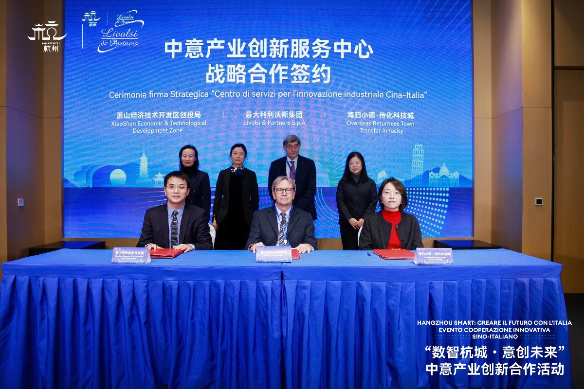 Alberto Conforti con la firma all'accordo