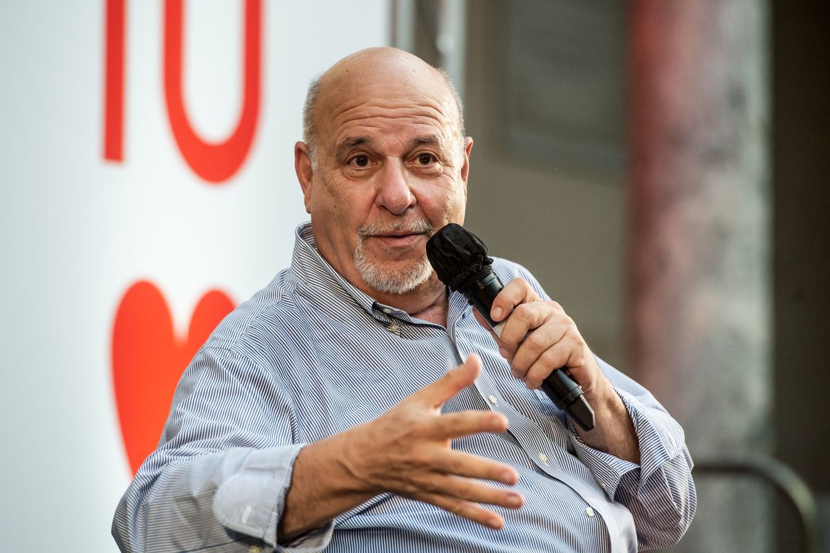 Alan Friedman ad un evento con un microfono in mano