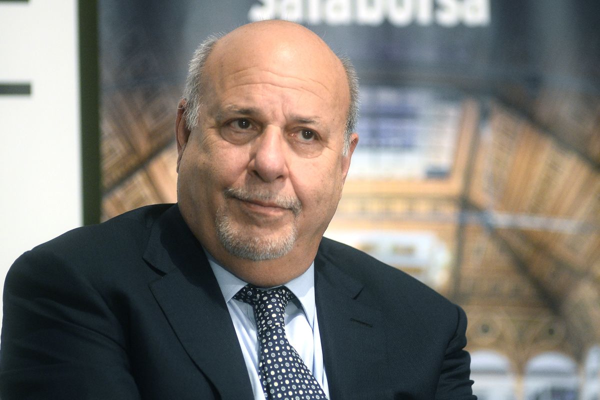 primo piano di Alan Friedman con giacca e cravatta