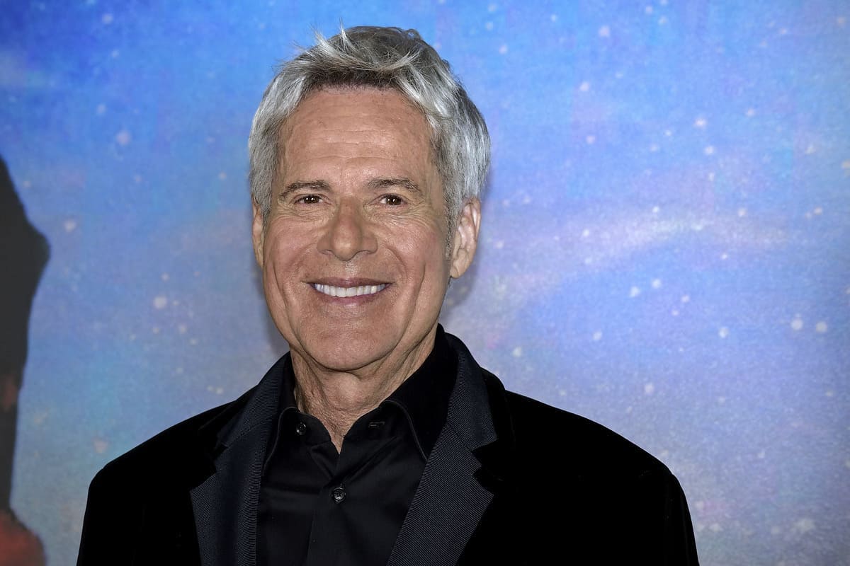 il cantante Claudio Baglioni sorridente