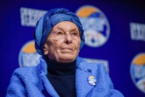 Emma Bonino vestita di azzurro