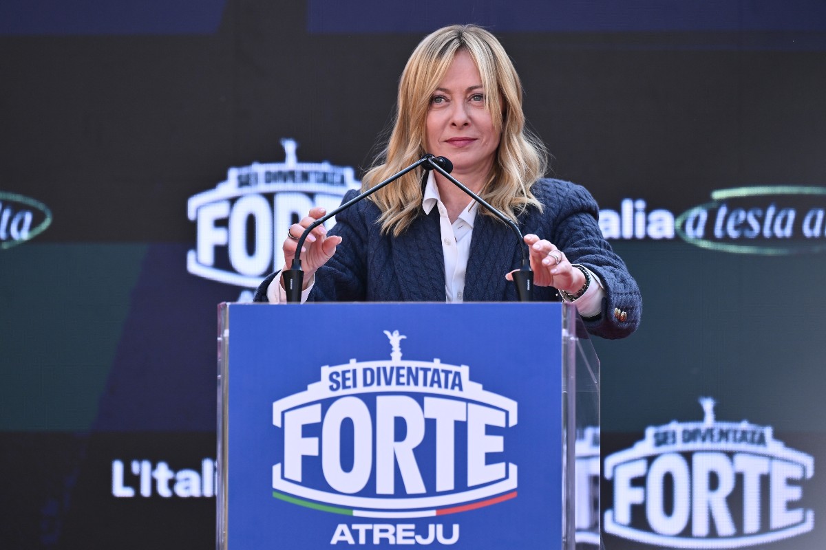 Giorgia Meloni sul palco di Atreju 2025