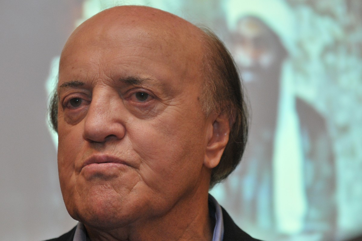 primo piano del giornalista Peter Arnett