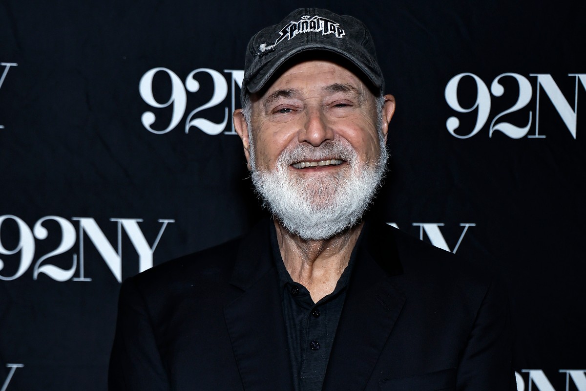 il regista Rob Reiner con la barba bianca che sorride