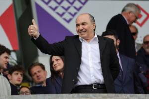 il presidente della Fiorentina Rocco Commisso fa l'ok con il pollice