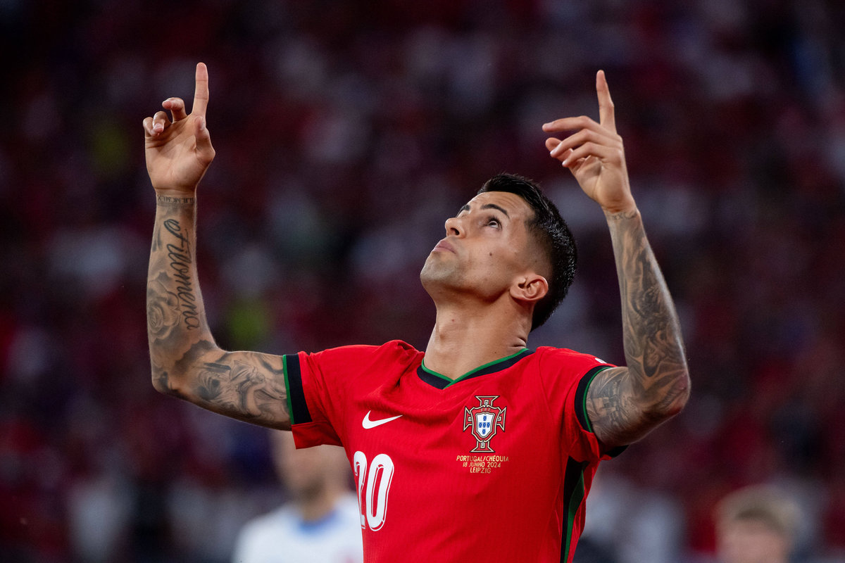il portoghese Joao Cancelo con le braccia al cielo