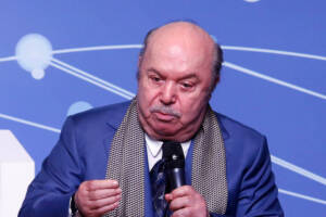 Lino Banfi parla con il microfono in mano