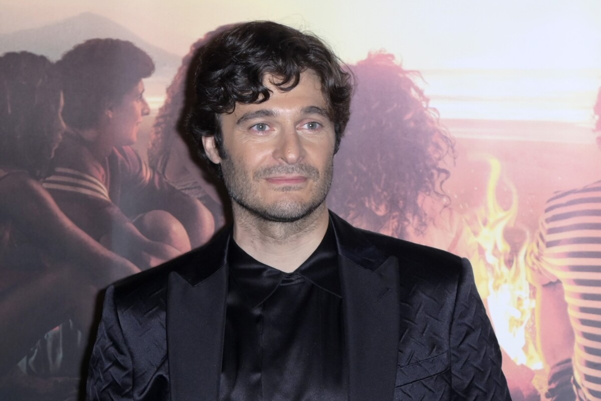 primo piano di Lino Guanciale con capelli lunghi