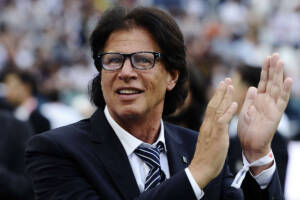 il cantautore Sandro Giacobbe applaude