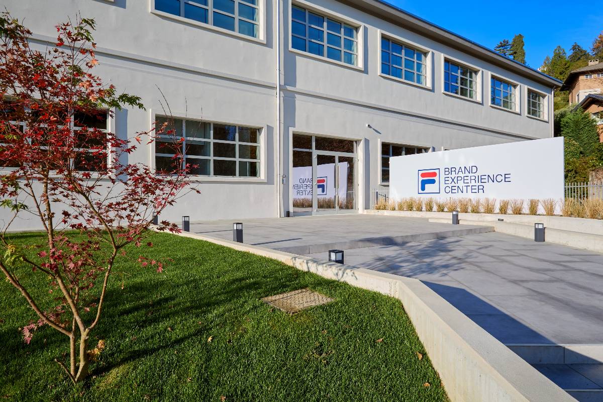 Facciata esterna del nuovo FILA Brand Experience Center inaugurato a novembre 2025.