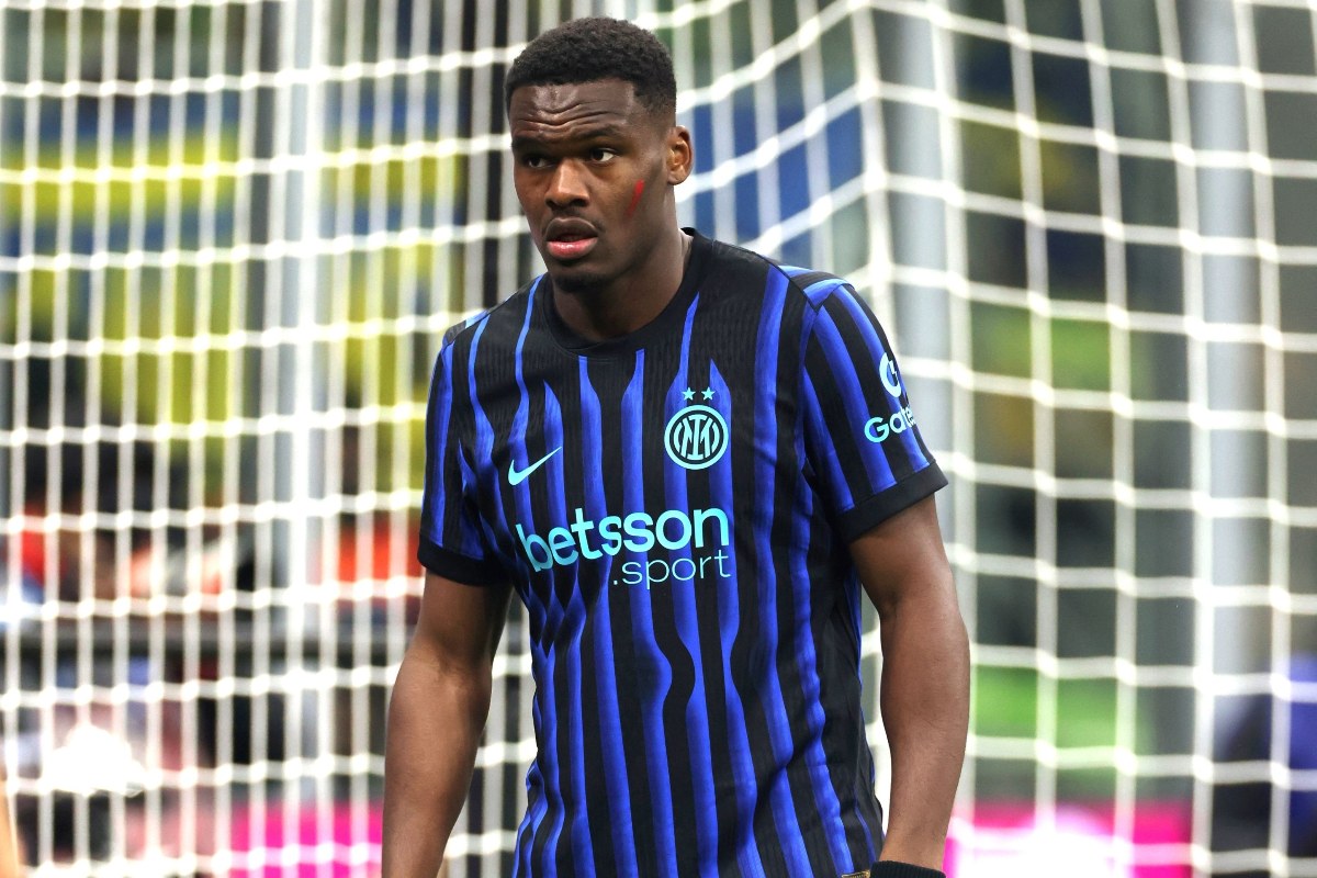 l'attaccante francese Bonny con la maglia dell'Inter