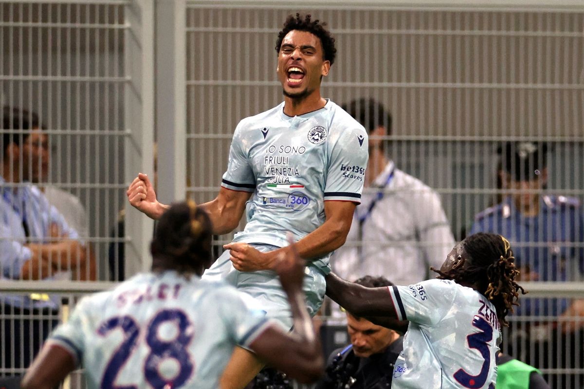 il centrocampista dell'Udinese Atta esulta