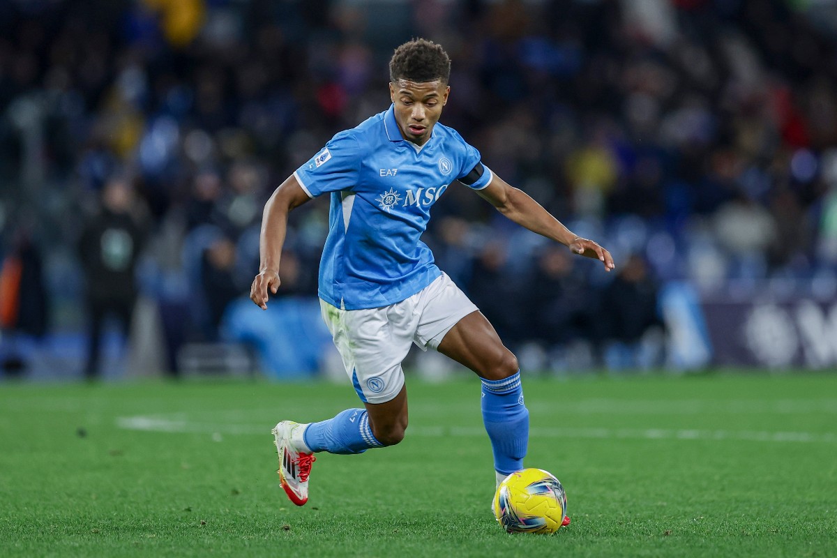 Il giocatore del Napoli David Neres con la palla tra i piedi