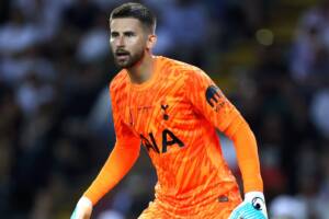il portiere italiano Guglielmo Vicario con la maglia del Tottenham