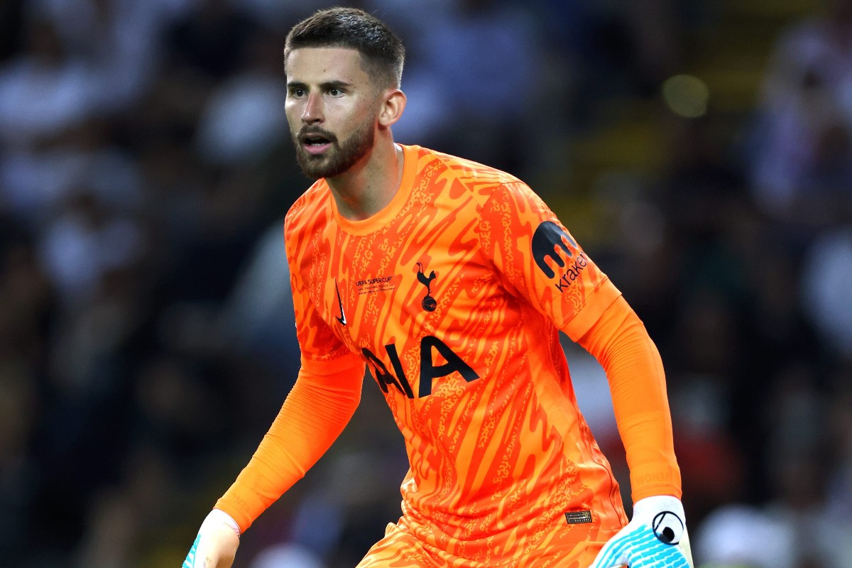 il portiere italiano Guglielmo Vicario con la maglia del Tottenham