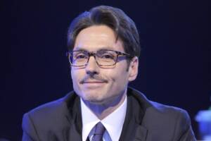 primo piano di Pier Silvio Berlusconi con gli occhiali