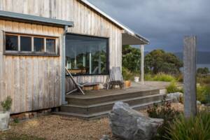 una casa di legno in mezzo alla natura
