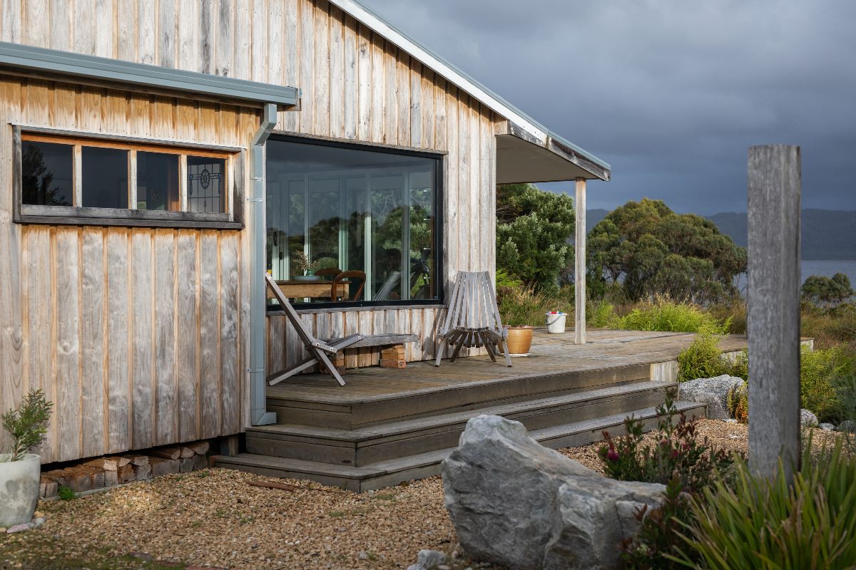 una casa di legno in mezzo alla natura