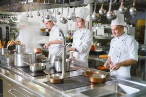 Chef al lavoro nella cucina professionale del ristorante.