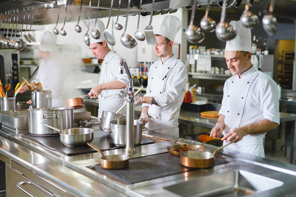 Chef al lavoro nella cucina professionale del ristorante.