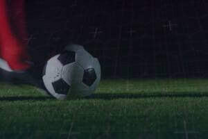 pallone calciato sul campo