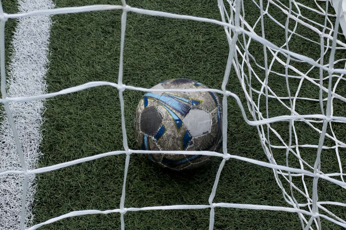 pallone da calcio in rete