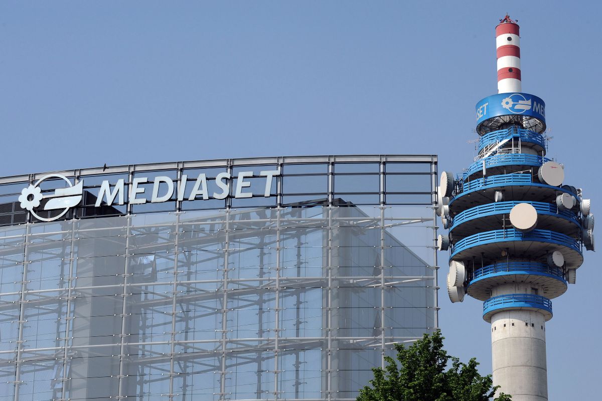 la scritta Mediaset a Cologno Monzese