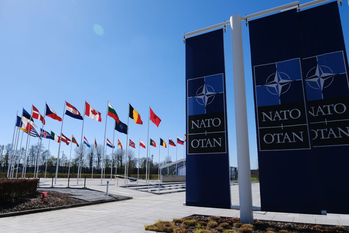 quartier generale della NATO con le bandiere