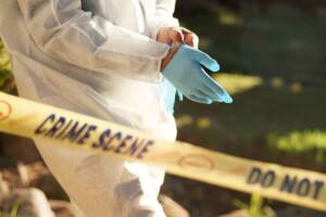 scientifica indossa guanti sulla scena del crimine