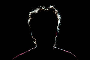 volto di un uomo al buio