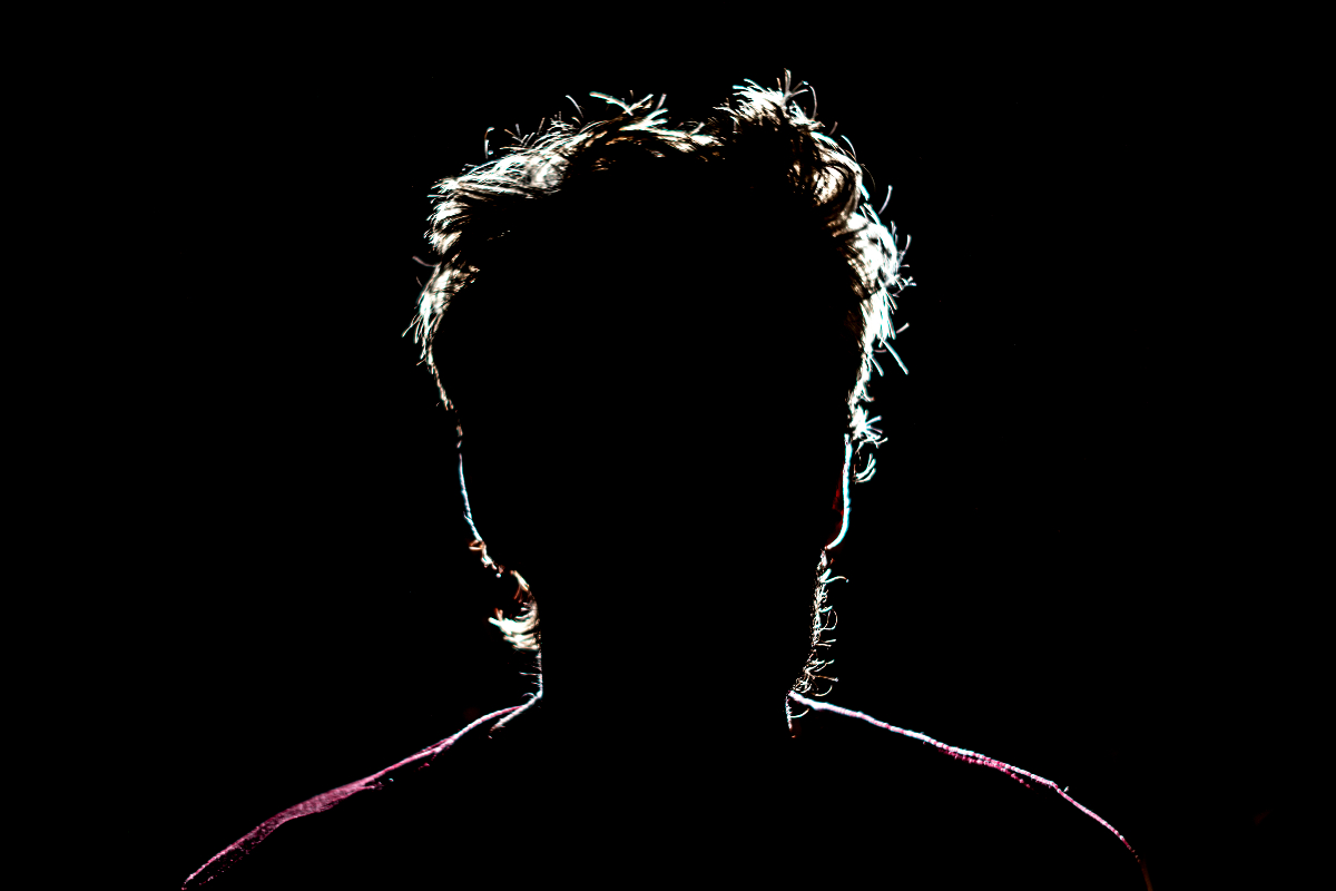 volto di un uomo al buio