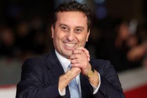 David Parenzo sorride con le mani unite