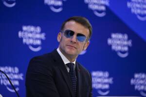 Emmanuel Macron con gli occhiali specchiati a Davos