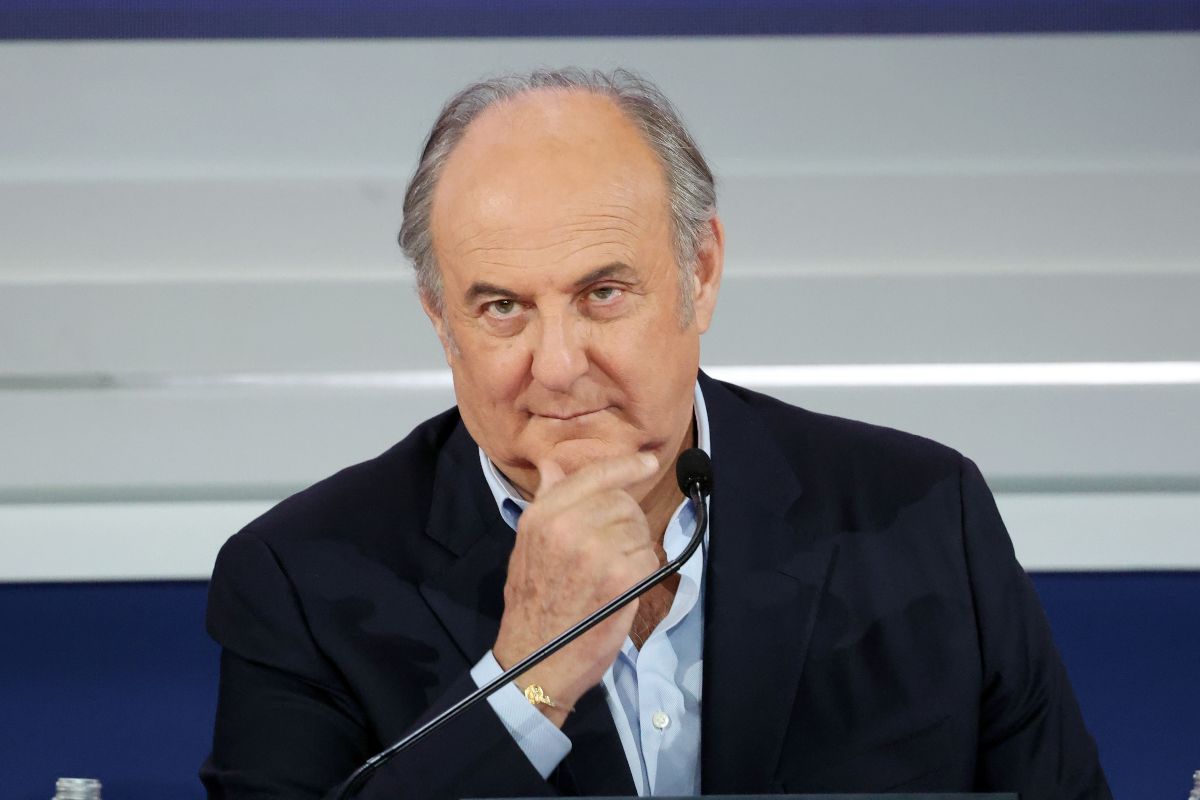 Gerry Scotti a Sanremo 2025 durante la conferenza