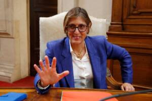 Giulia Bongiorno con una giacca blu e gli occhiali