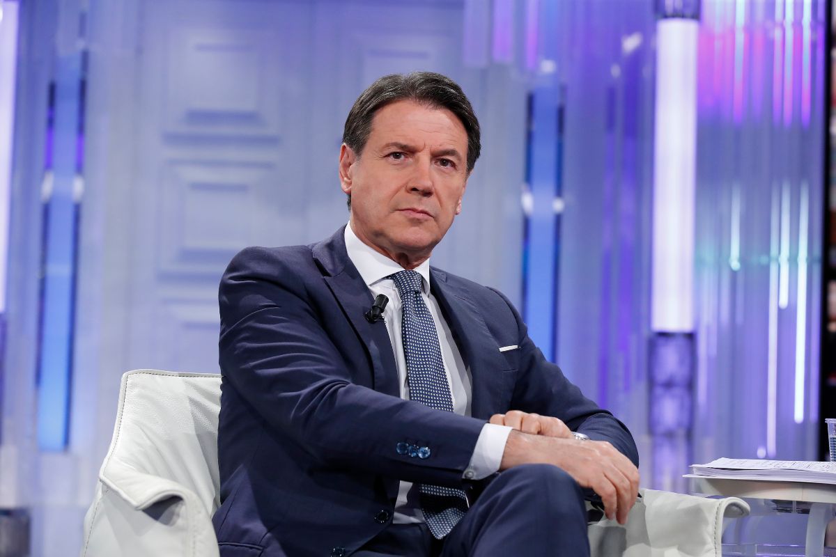 Giuseppe Conte seduto su una poltrona durante la trasmissione a Porta a Porta