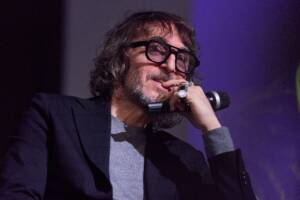 Giuseppe Cruciani con il microfono in mano ad un evento a Parma