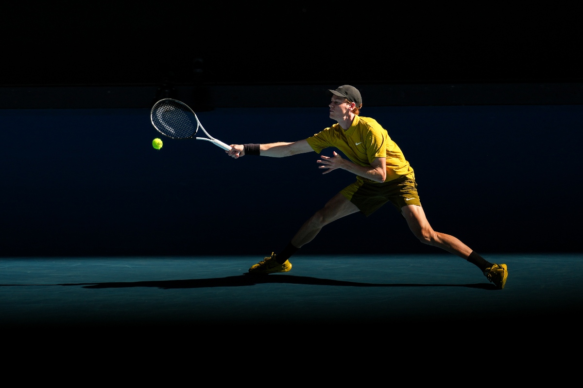 Jannik Sinner con il nuovo kit in Australia