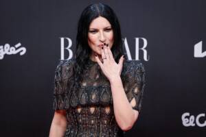 La cantante Laura Pausini sul red carpet dell'evento Women Of The Year 2025