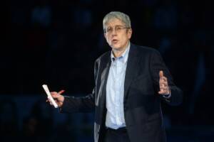 Mario Giordano presente a un evento pubblico nel suo ruolo di conduttore e autore.