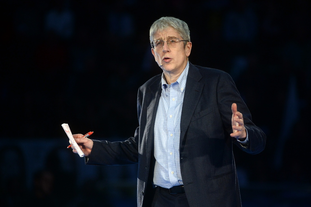 Mario Giordano presente a un evento pubblico nel suo ruolo di conduttore e autore.